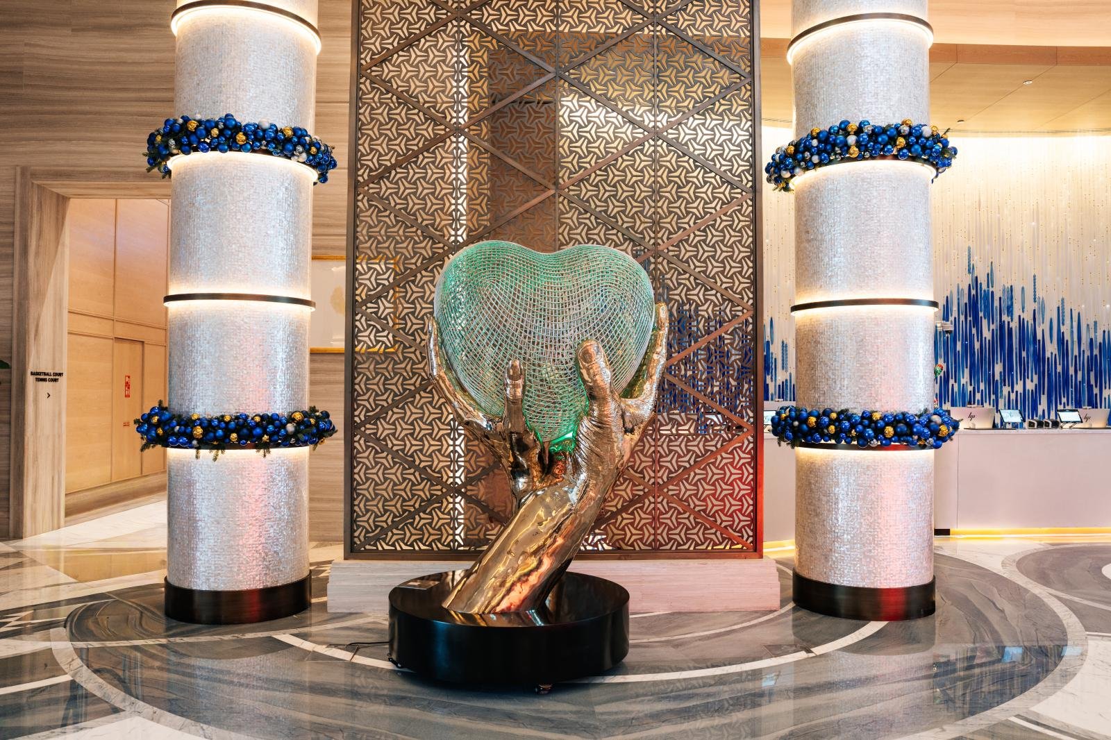 Rixos Marina Abu Dhabi Hosts My Heart is Yours Artwork by World-Renowned Artist Lorenzo Quinn